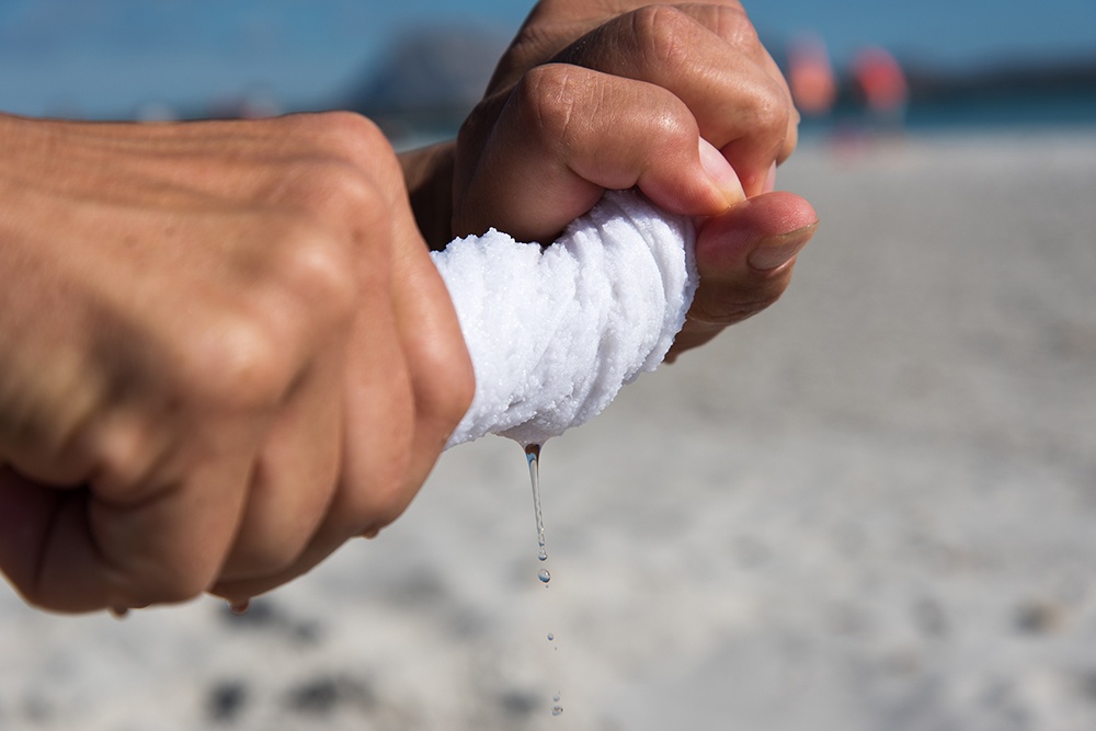 Мокрое полотенце. Выжимание полотенца. Мокрое полотенце фото. Тряпка с водой. Выжимать тряпку.